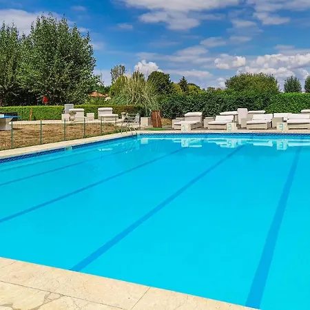 Stunning In With Swimming Pool *